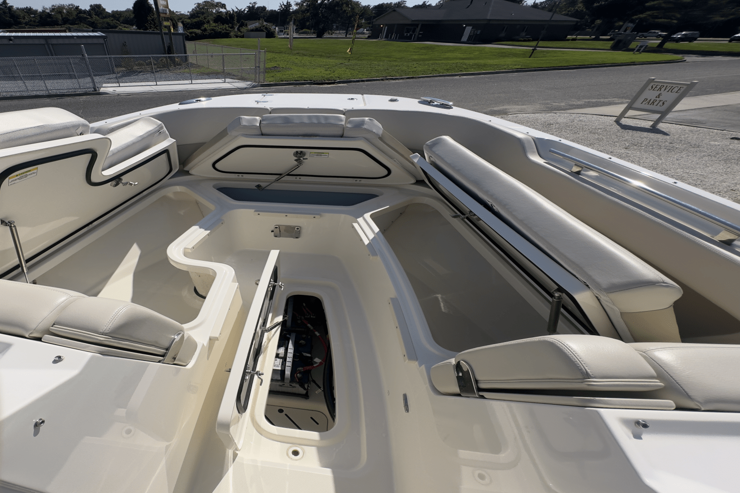 Slide: The Image of Boston Whaler 320 Vantage 2021 - 28
