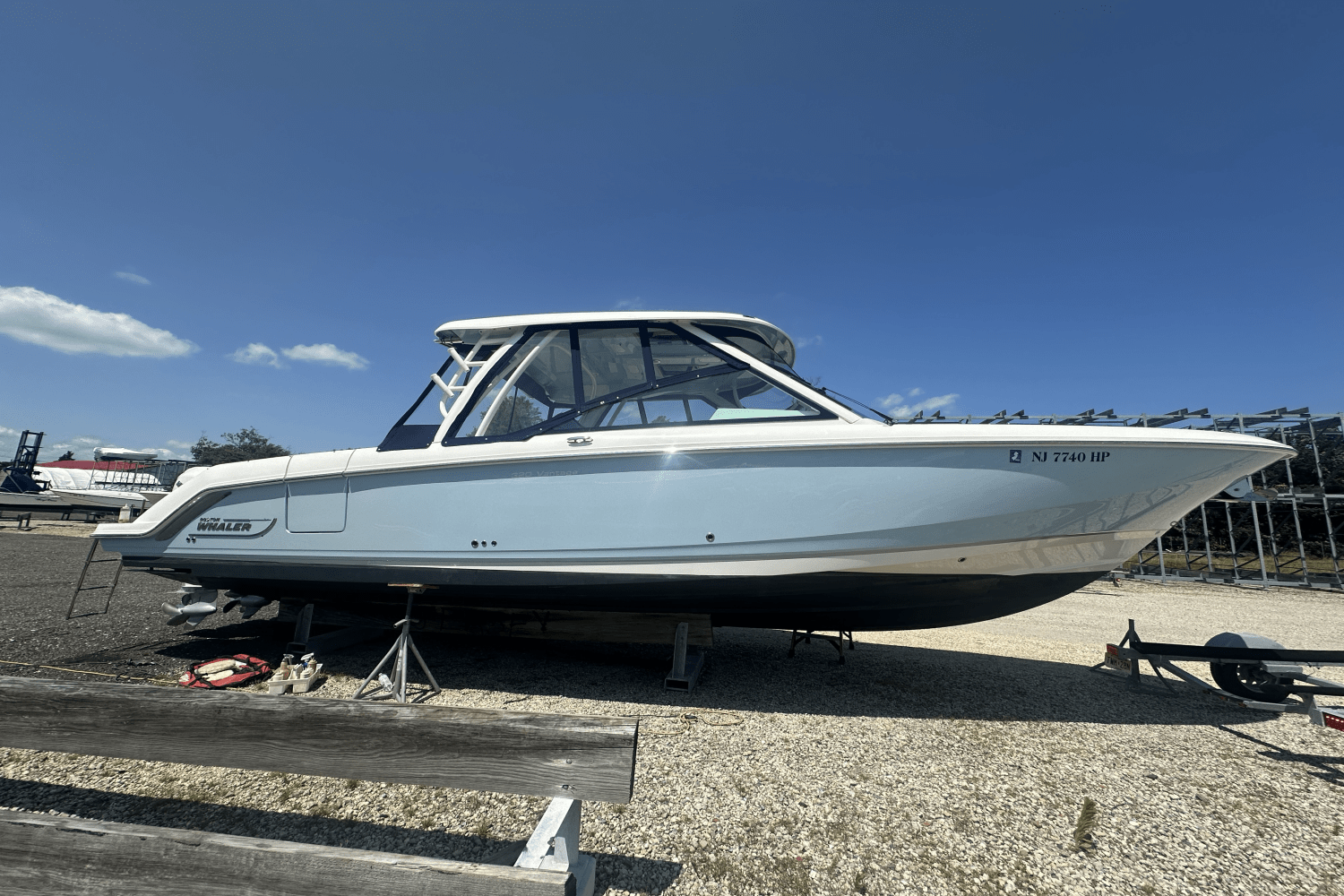 Slide: The Image of Boston Whaler 320 Vantage 2021 - 3