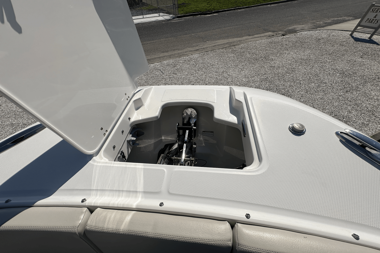 Slide: The Image of Boston Whaler 320 Vantage 2021 - 30