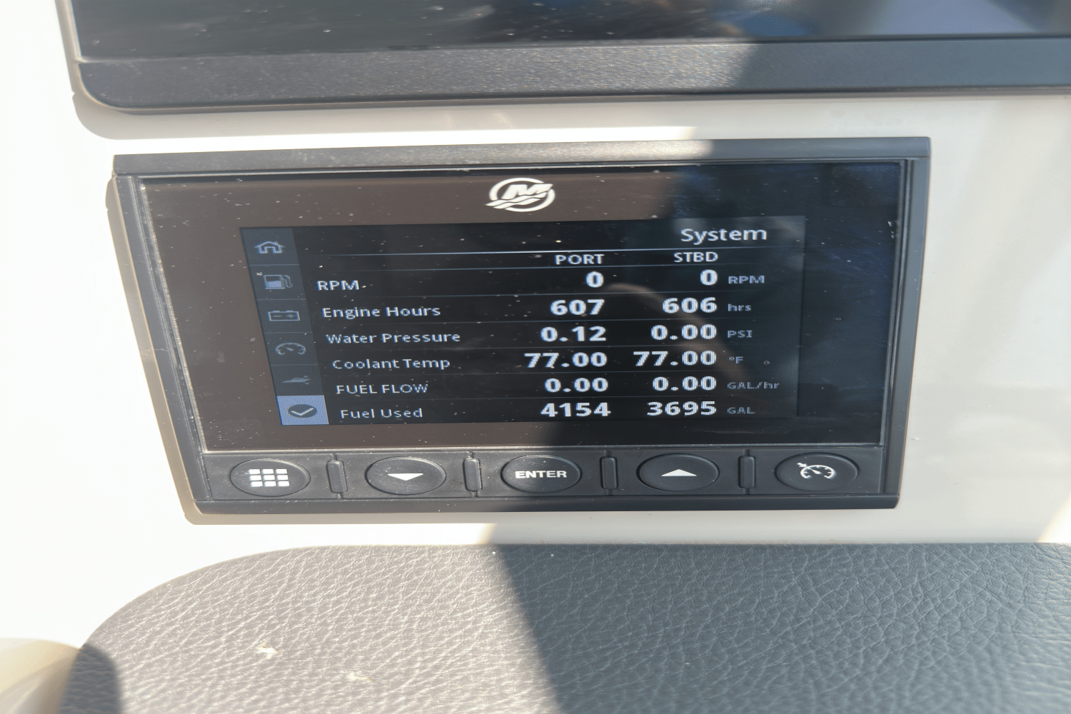 Slide: The Image of Boston Whaler 320 Vantage 2021 - 31