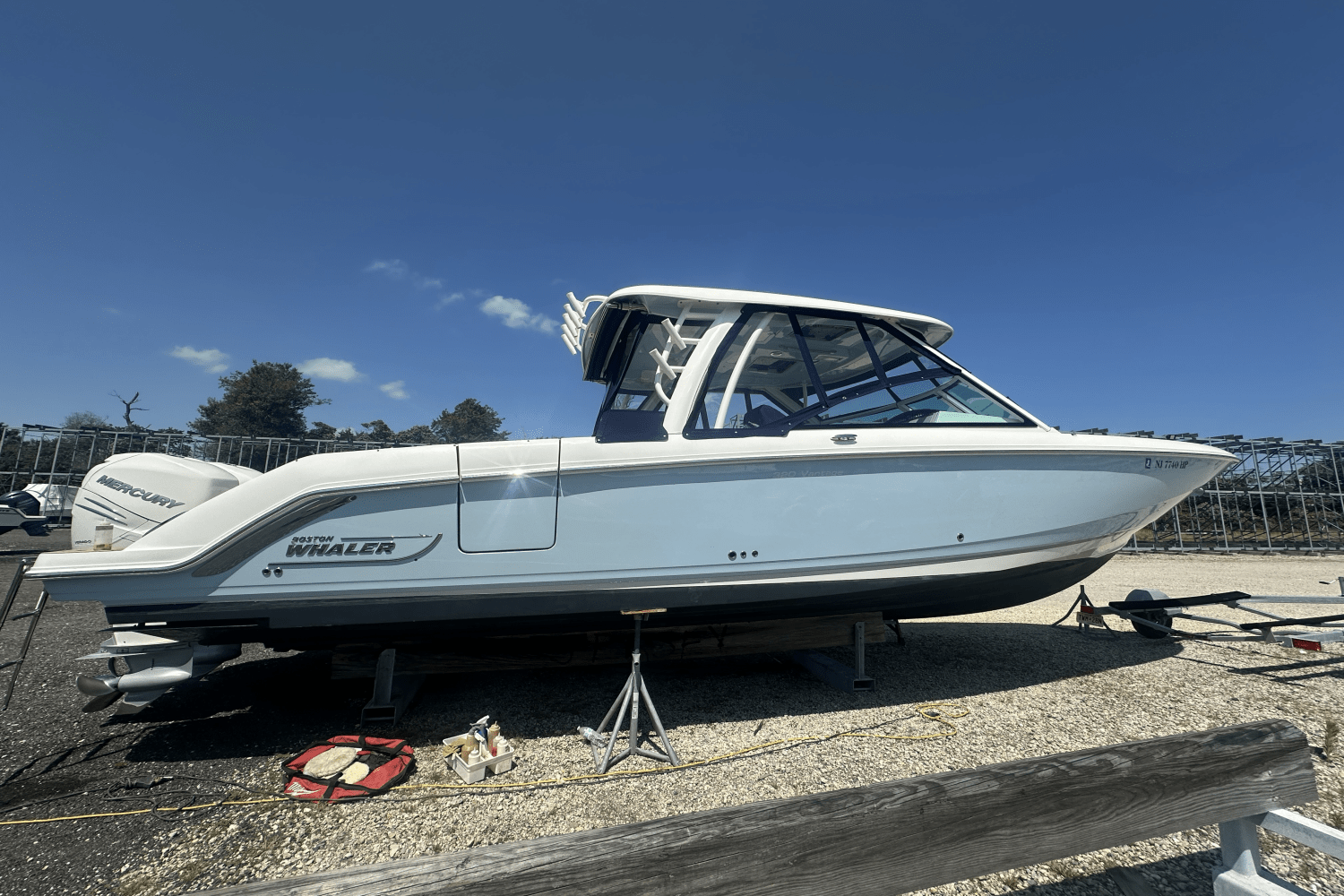 Slide: The Image of Boston Whaler 320 Vantage 2021 - 4