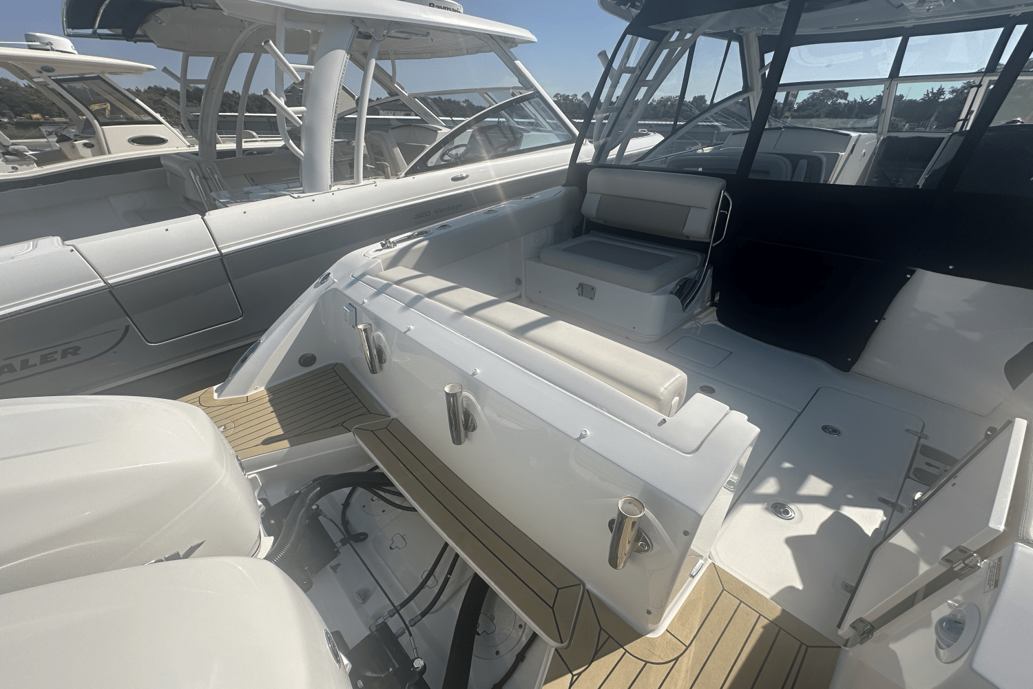 Slide: The Image of Boston Whaler 320 Vantage 2021 - 6