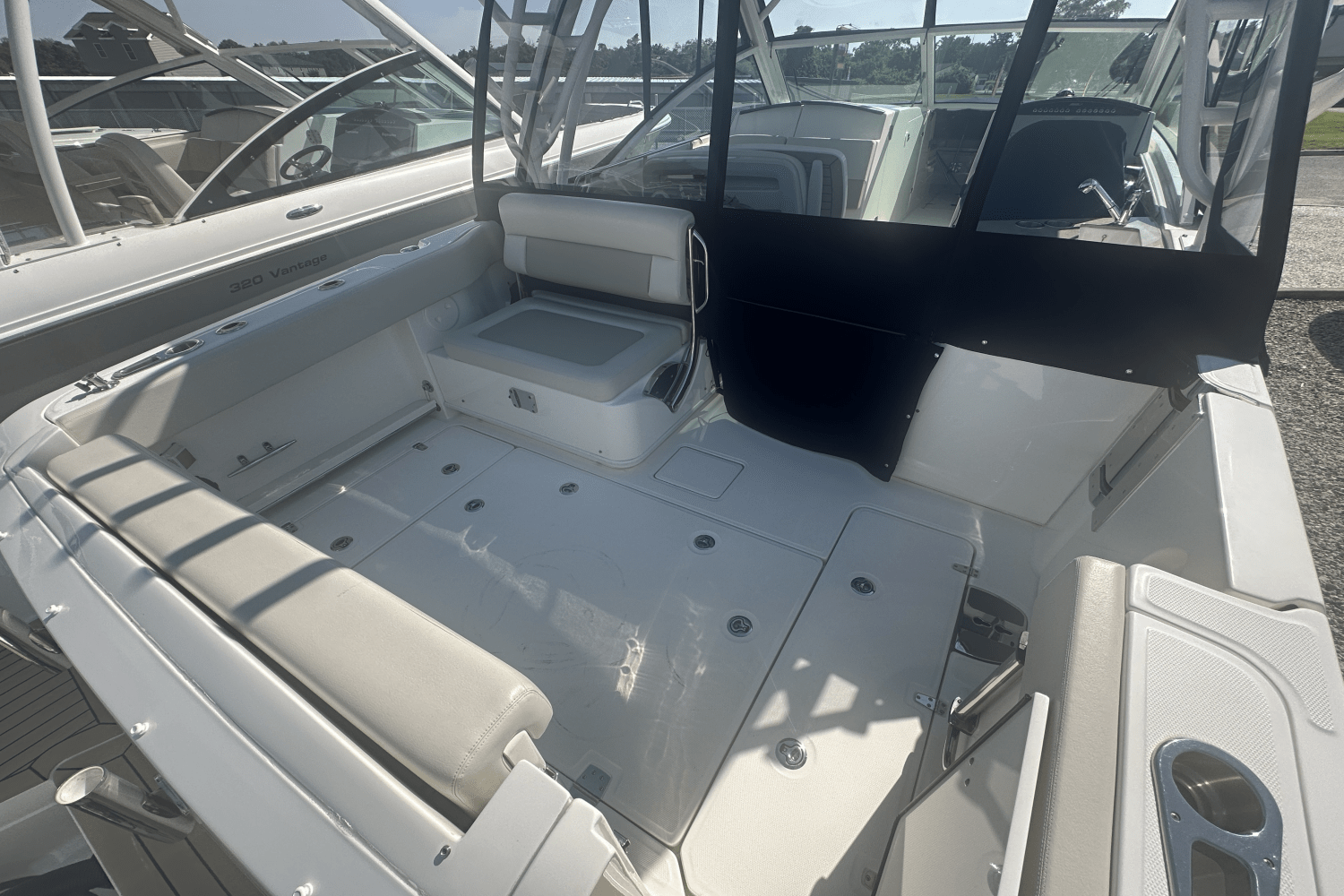 Slide: The Image of Boston Whaler 320 Vantage 2021 - 7