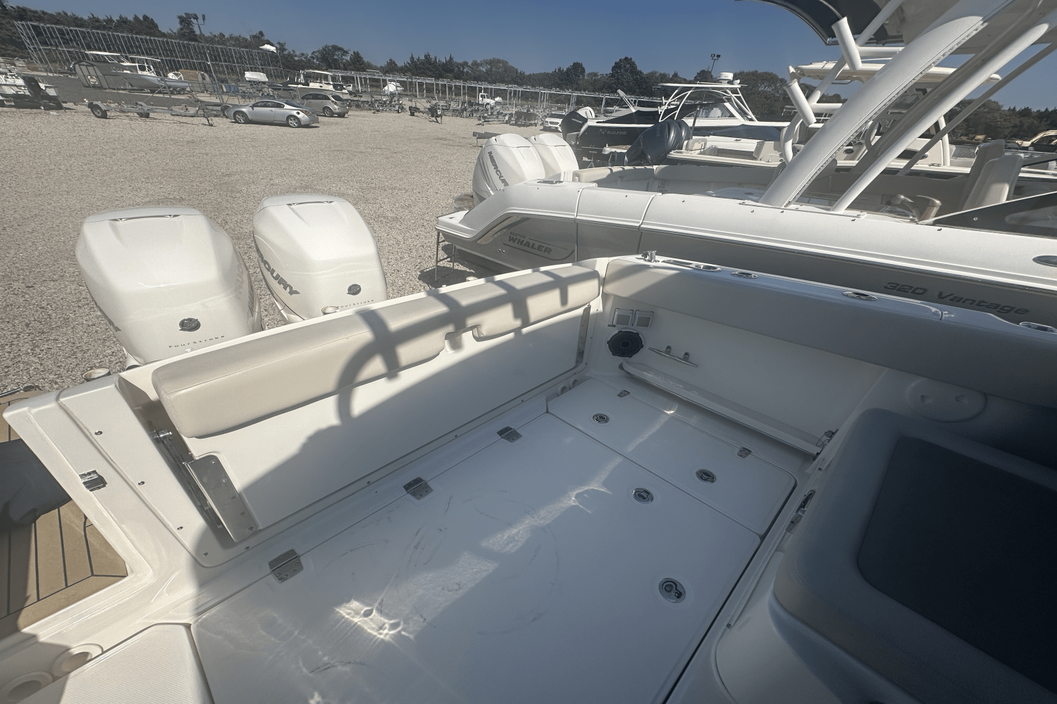 Slide: The Image of Boston Whaler 320 Vantage 2021 - 8