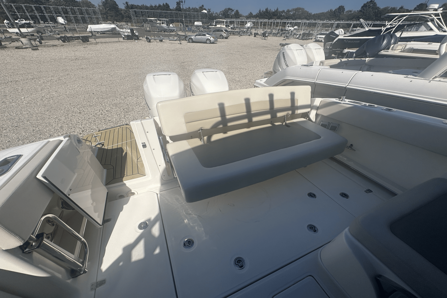 Slide: The Image of Boston Whaler 320 Vantage 2021 - 9