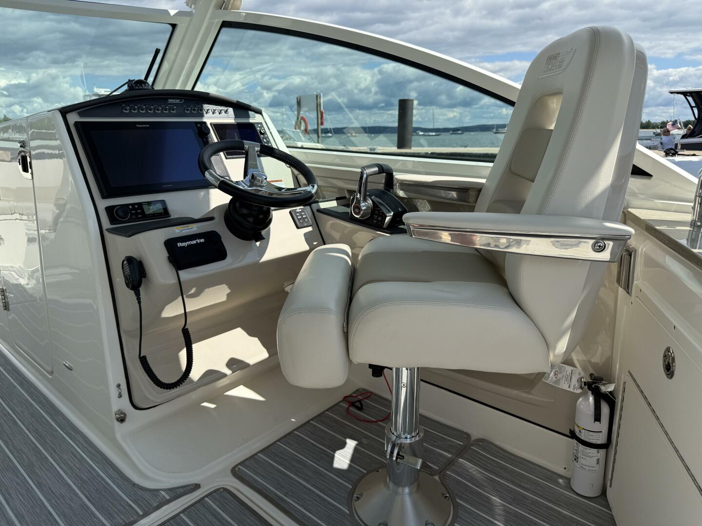 Slide: The Image of Boston Whaler 320 VANTAGE 2022 - 5678934