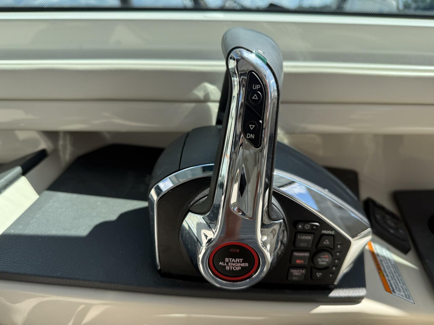 Slide: The Image of Boston Whaler 320 VANTAGE 2022 - 5678936