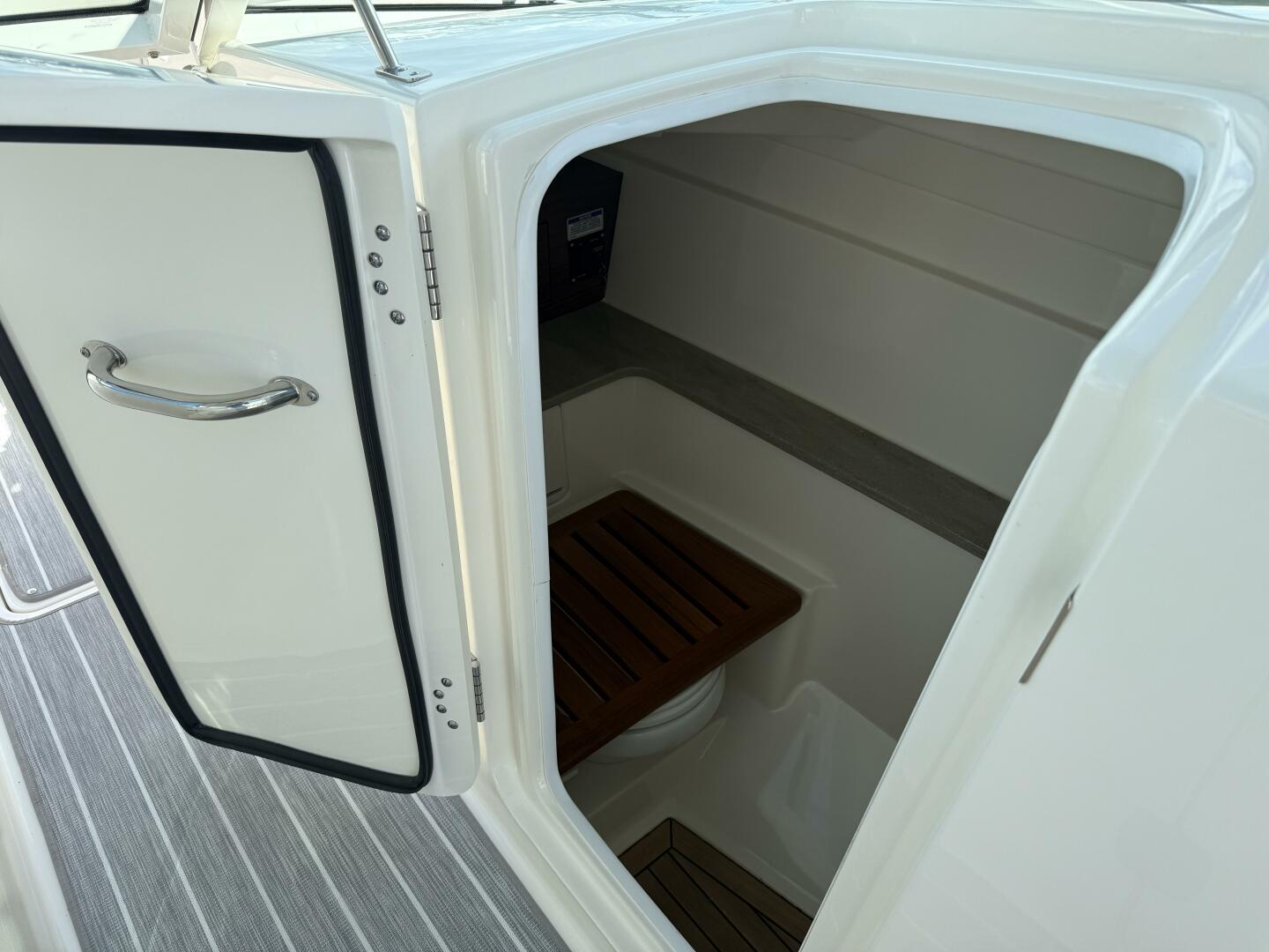 Slide: The Image of Boston Whaler 320 VANTAGE 2022 - 5678941