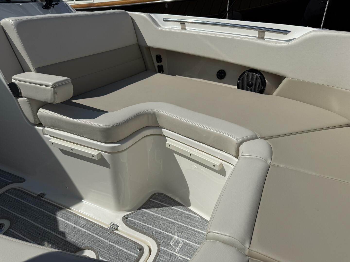 Slide: The Image of Boston Whaler 320 VANTAGE 2022 - 5678943