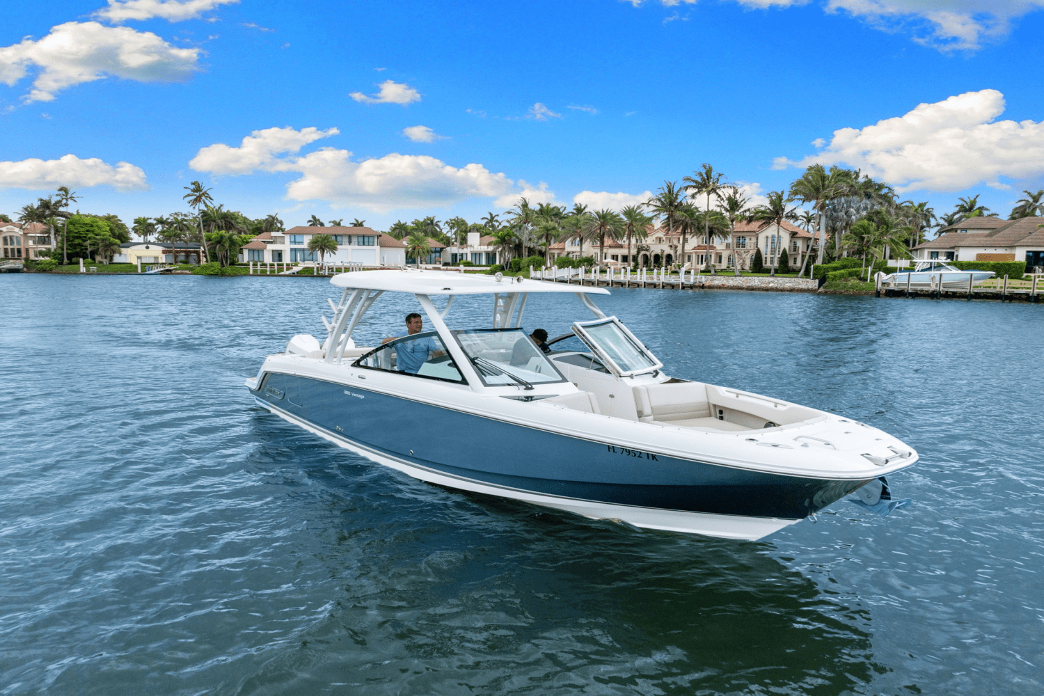 Slide: The Image of Boston Whaler 320 VANTAGE 2023 - 0