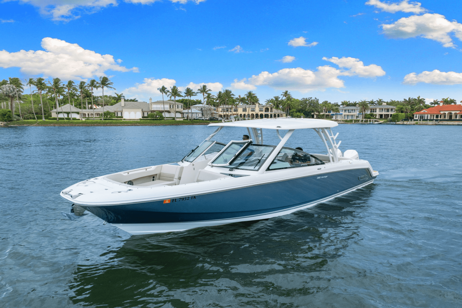 Slide: The Image of Boston Whaler 320 VANTAGE 2023 - 1