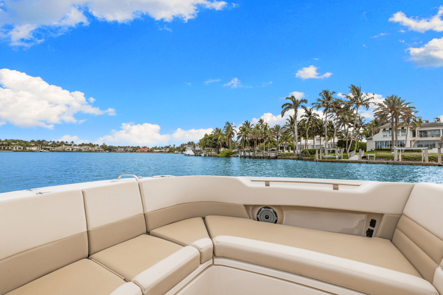 Slide: The Image of Boston Whaler 320 VANTAGE 2023 - 10