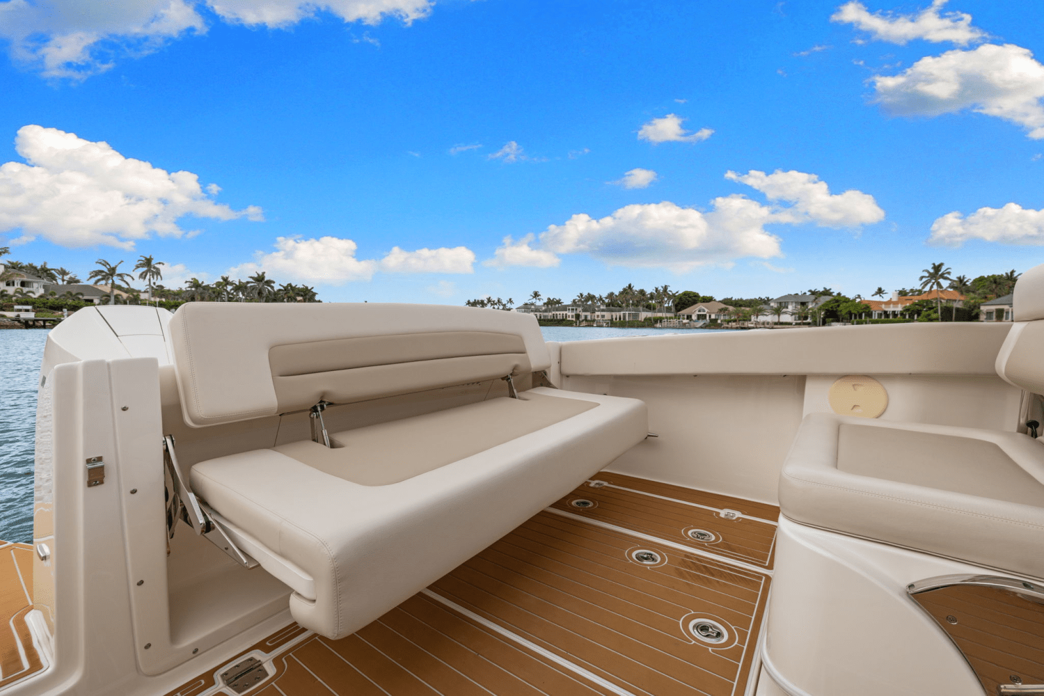 Slide: The Image of Boston Whaler 320 VANTAGE 2023 - 11