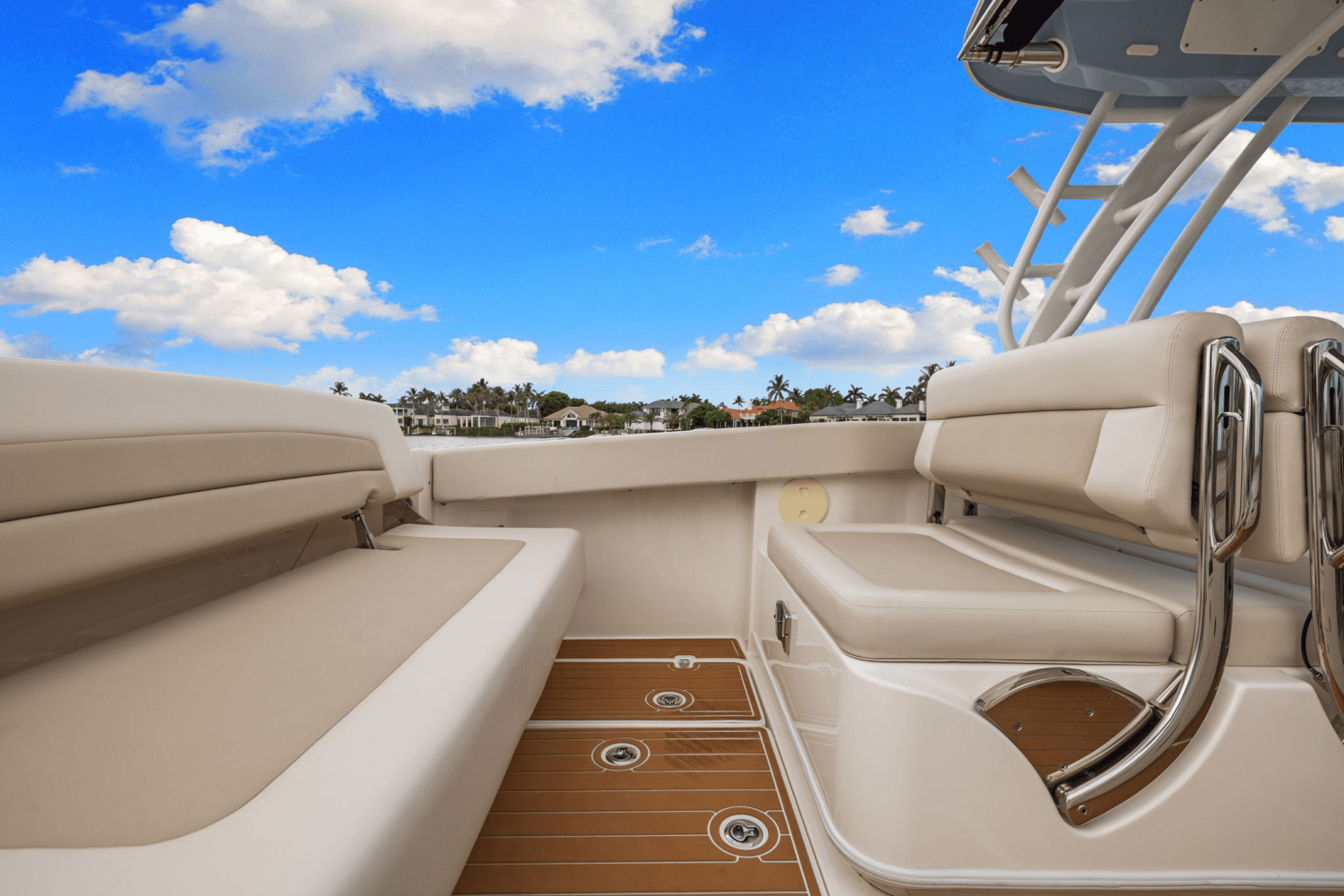 Slide: The Image of Boston Whaler 320 VANTAGE 2023 - 12