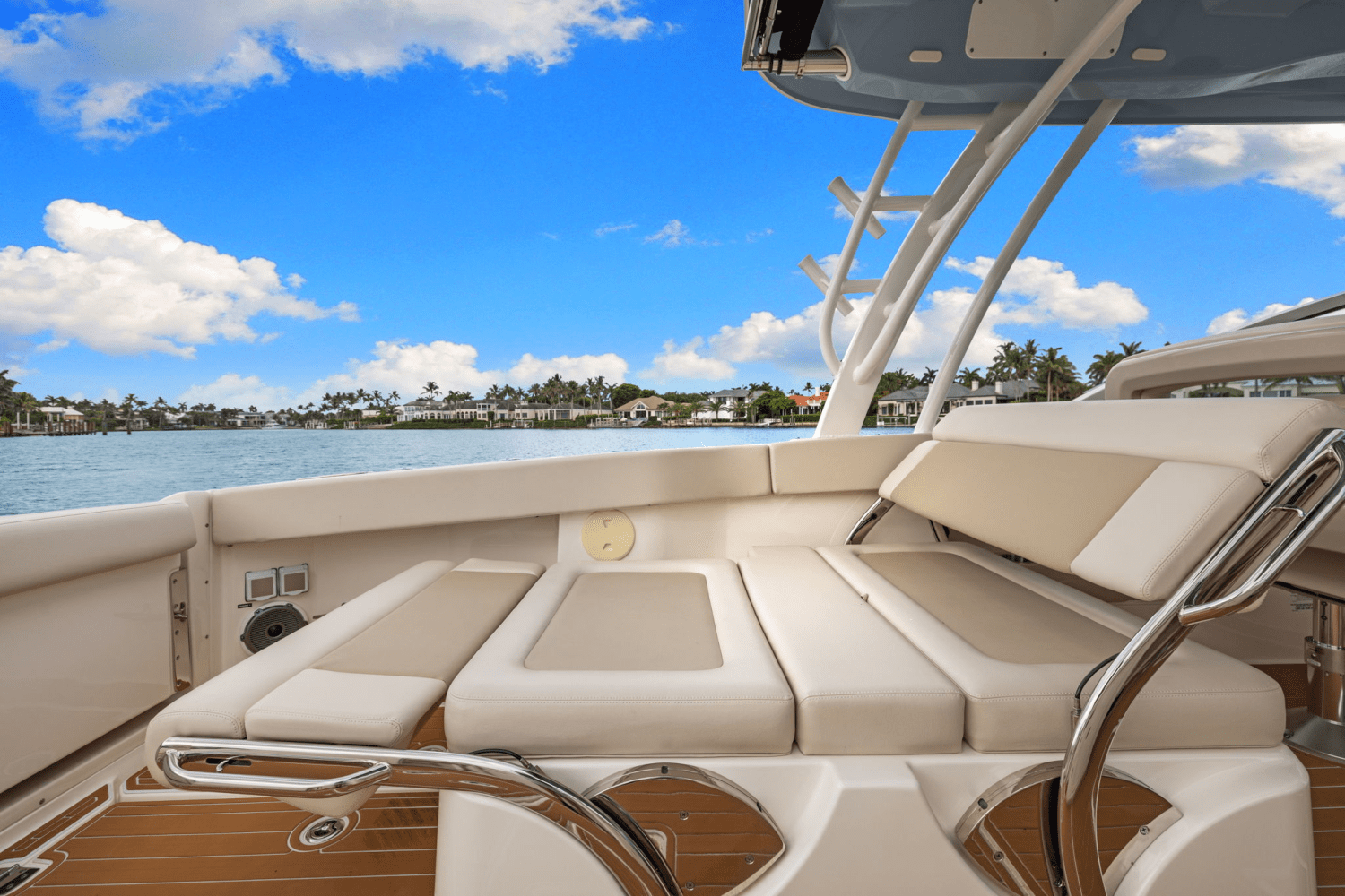 Slide: The Image of Boston Whaler 320 VANTAGE 2023 - 14