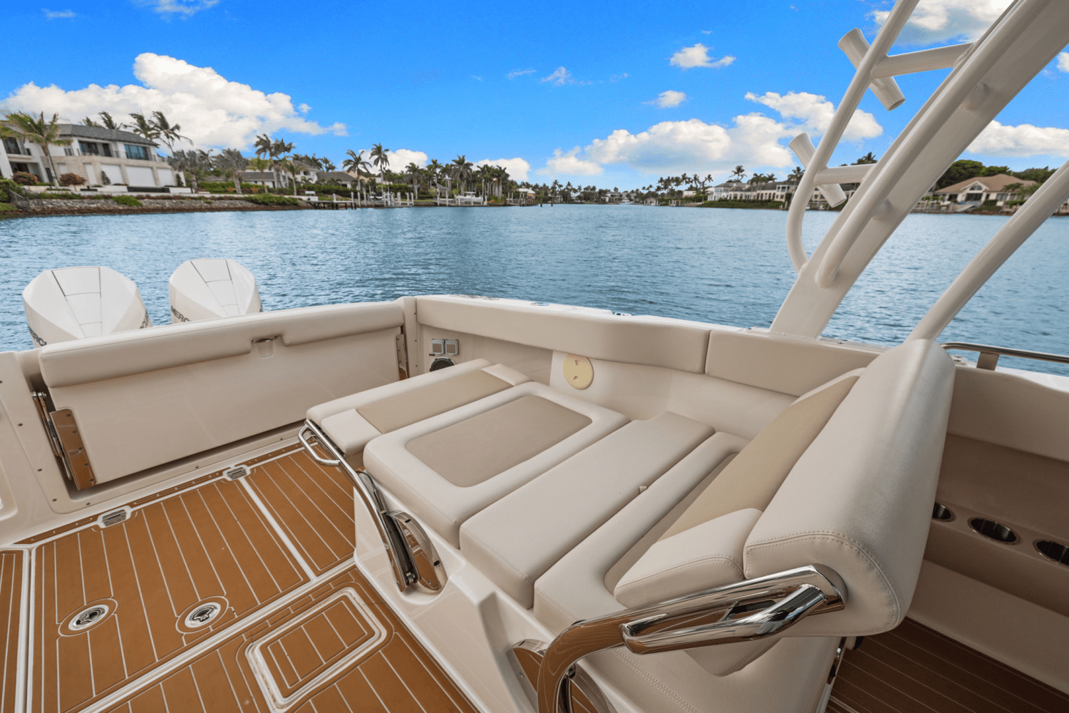 Slide: The Image of Boston Whaler 320 VANTAGE 2023 - 15