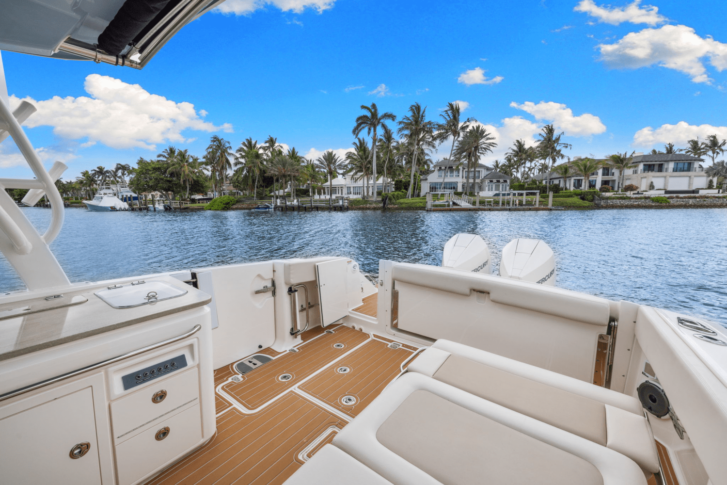 Slide: The Image of Boston Whaler 320 VANTAGE 2023 - 16