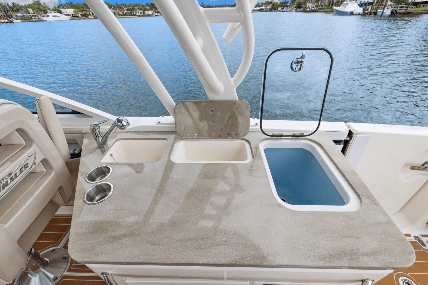 Slide: The Image of Boston Whaler 320 VANTAGE 2023 - 17