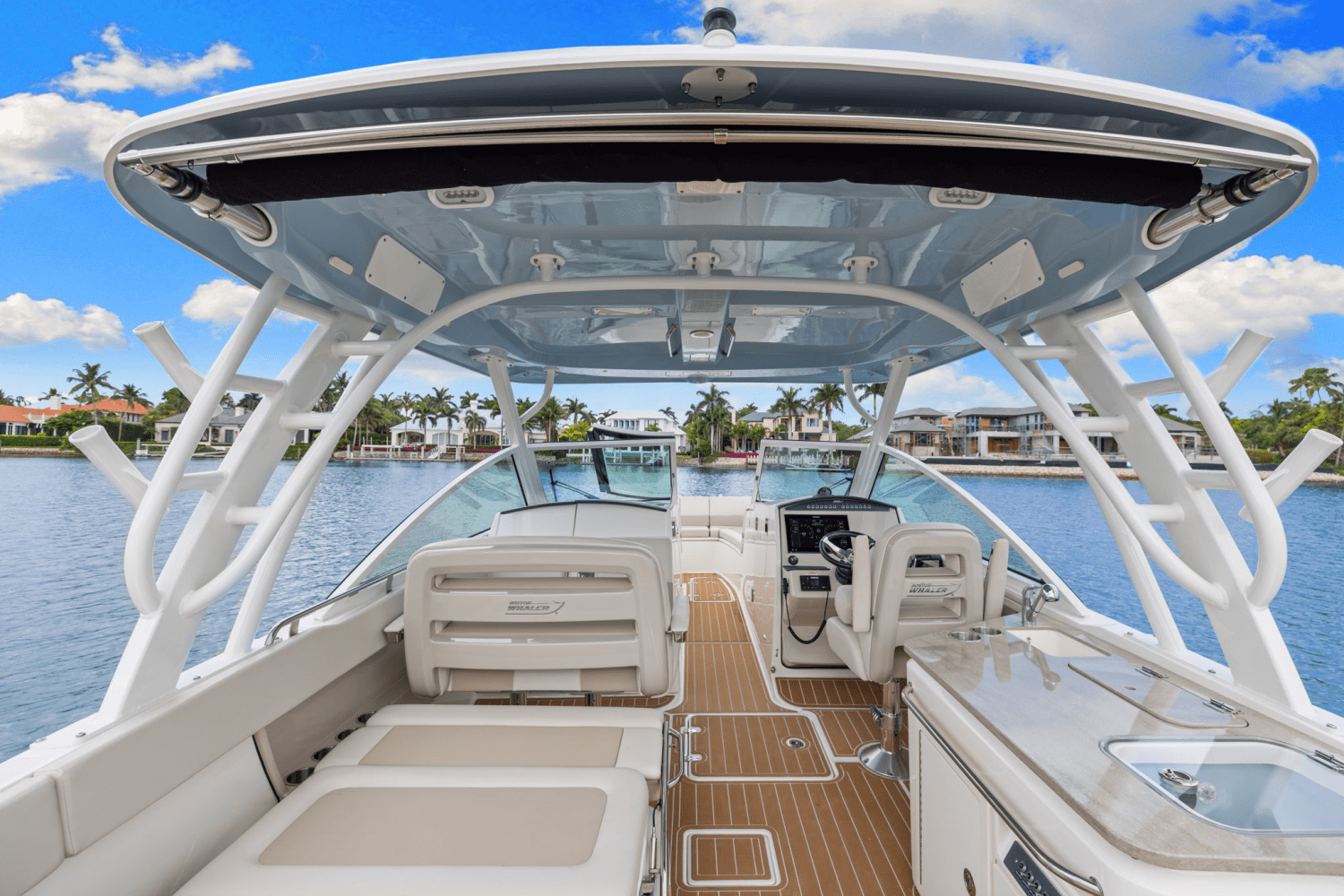Slide: The Image of Boston Whaler 320 VANTAGE 2023 - 18