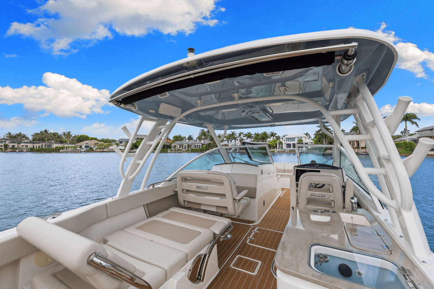 Slide: The Image of Boston Whaler 320 VANTAGE 2023 - 19
