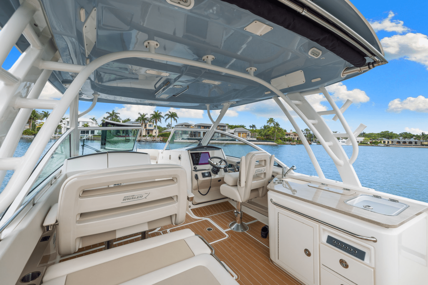 Slide: The Image of Boston Whaler 320 VANTAGE 2023 - 20