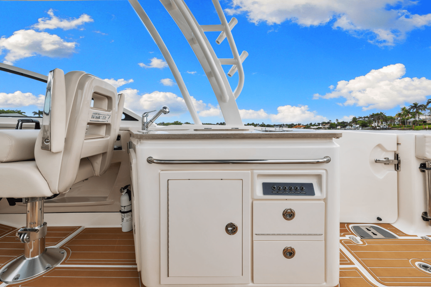 Slide: The Image of Boston Whaler 320 VANTAGE 2023 - 21