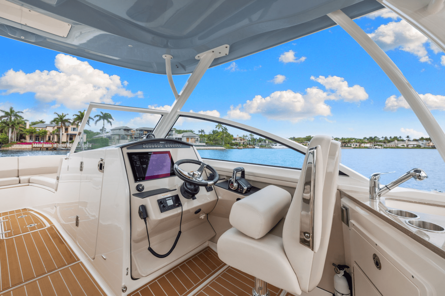 Slide: The Image of Boston Whaler 320 VANTAGE 2023 - 22