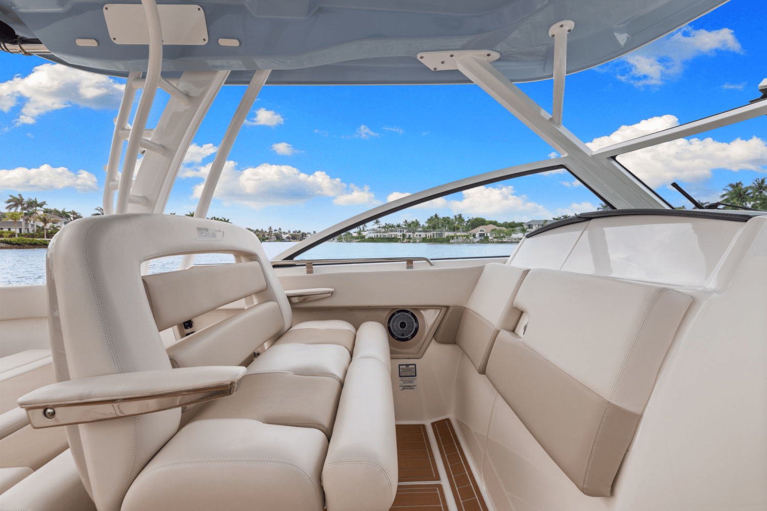 Slide: The Image of Boston Whaler 320 VANTAGE 2023 - 23