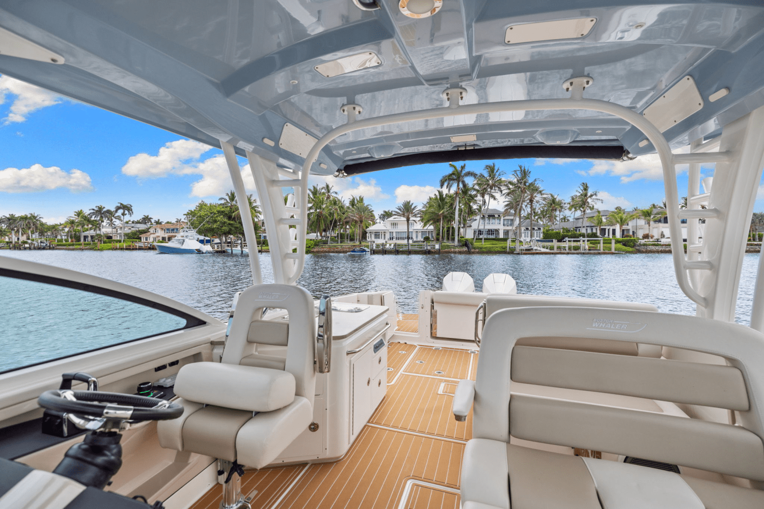 Slide: The Image of Boston Whaler 320 VANTAGE 2023 - 25