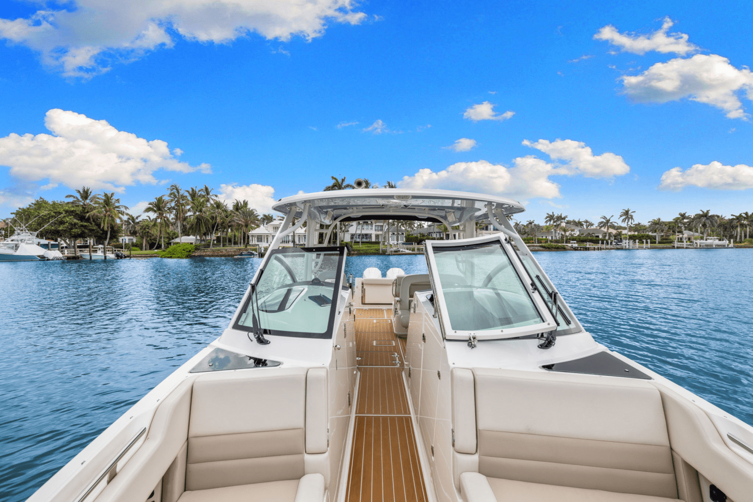 Slide: The Image of Boston Whaler 320 VANTAGE 2023 - 26