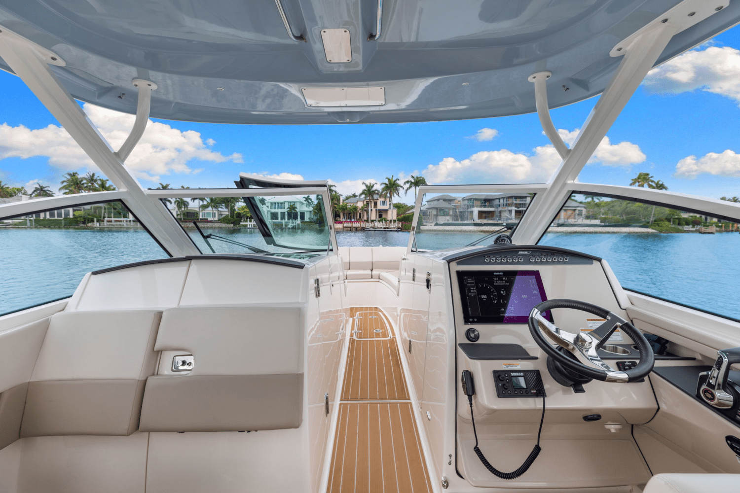Slide: The Image of Boston Whaler 320 VANTAGE 2023 - 27