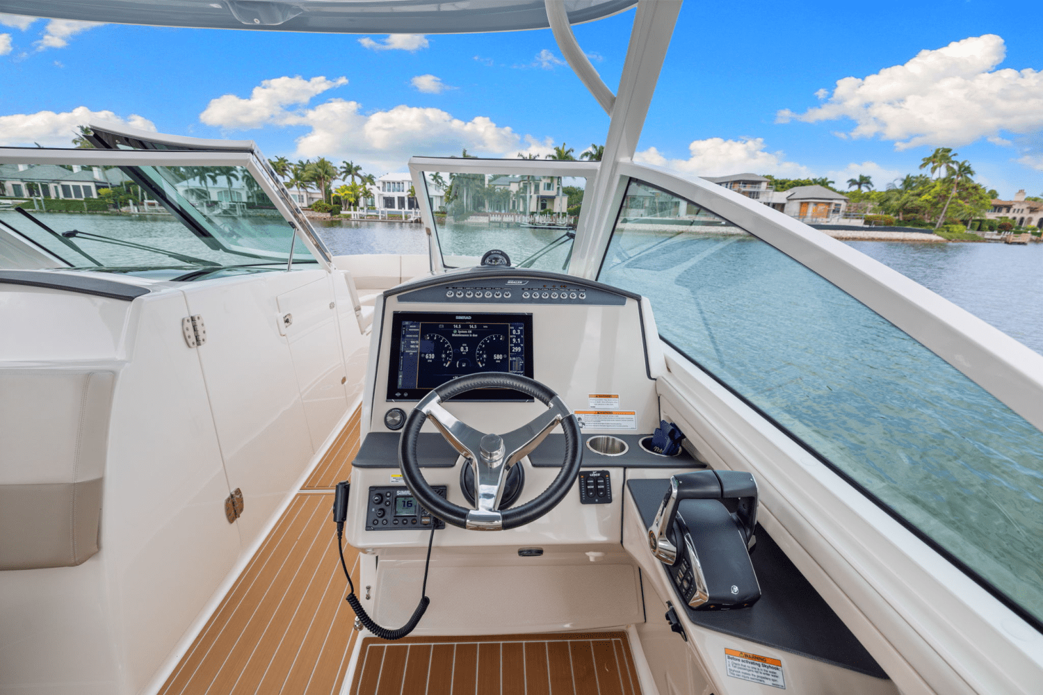 Slide: The Image of Boston Whaler 320 VANTAGE 2023 - 28