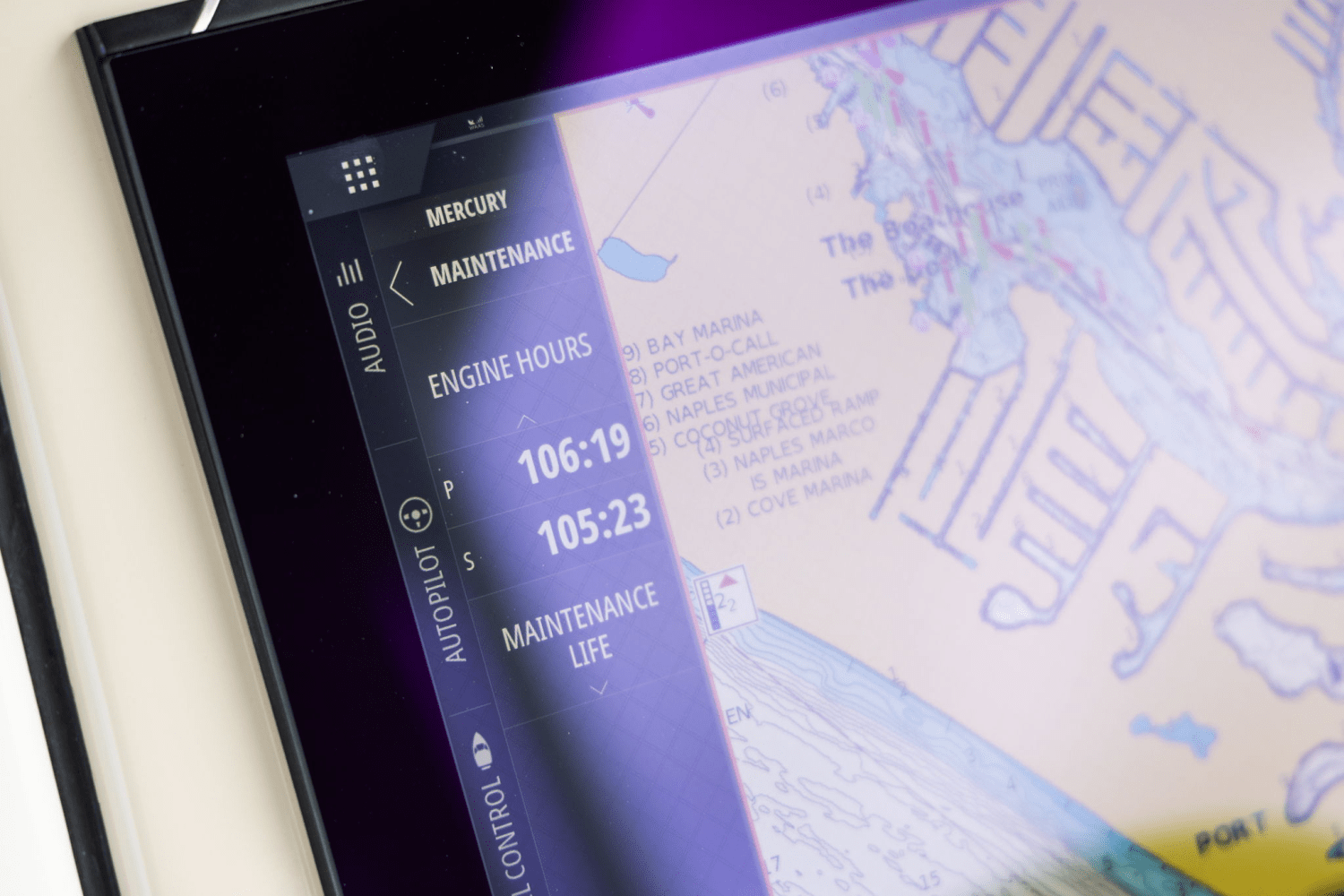 Slide: The Image of Boston Whaler 320 VANTAGE 2023 - 30