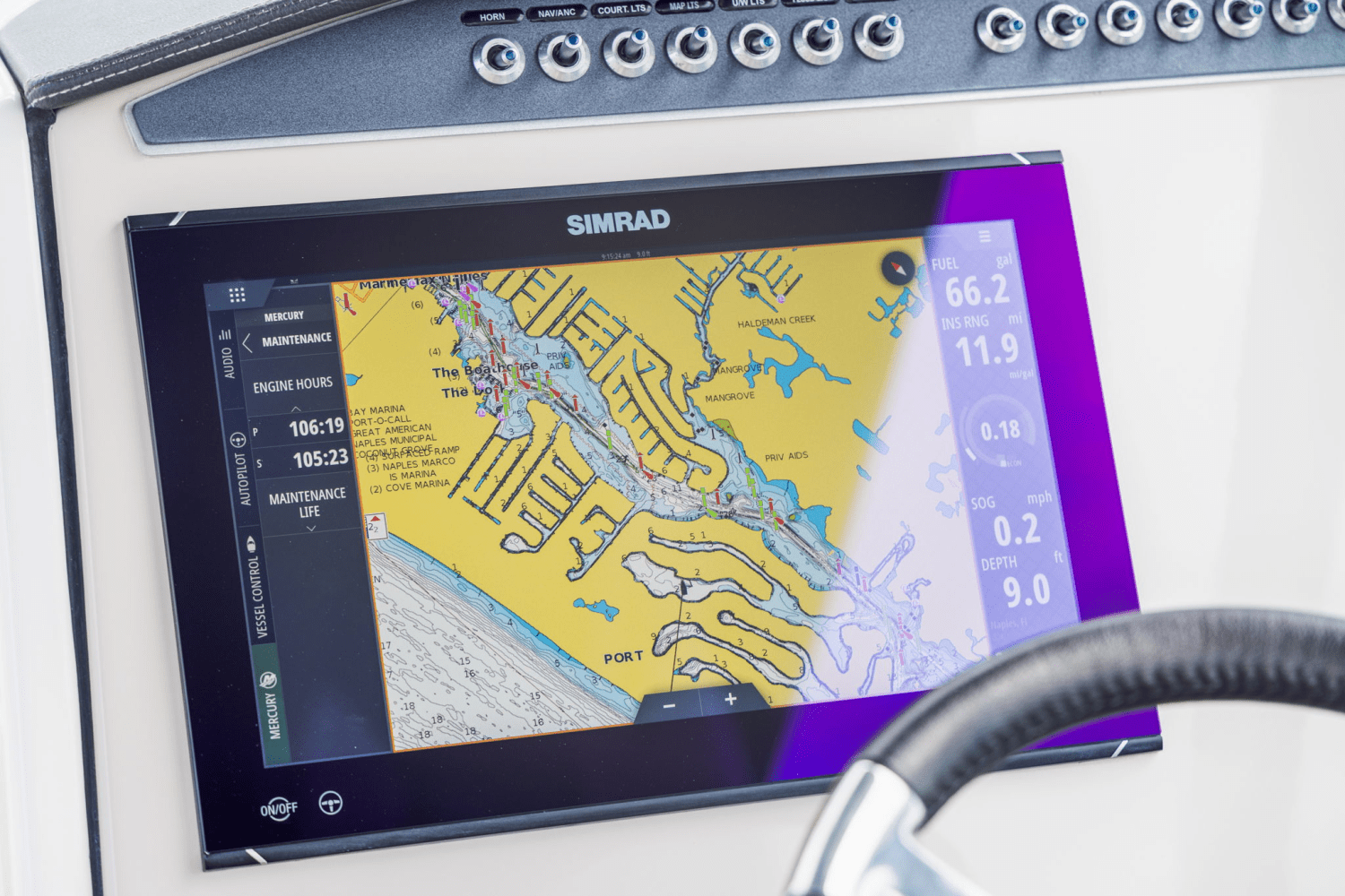 Slide: The Image of Boston Whaler 320 VANTAGE 2023 - 31