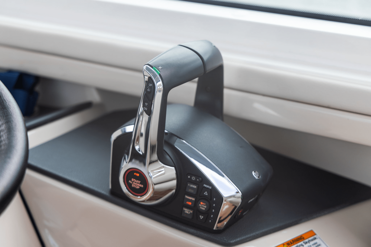 Slide: The Image of Boston Whaler 320 VANTAGE 2023 - 32