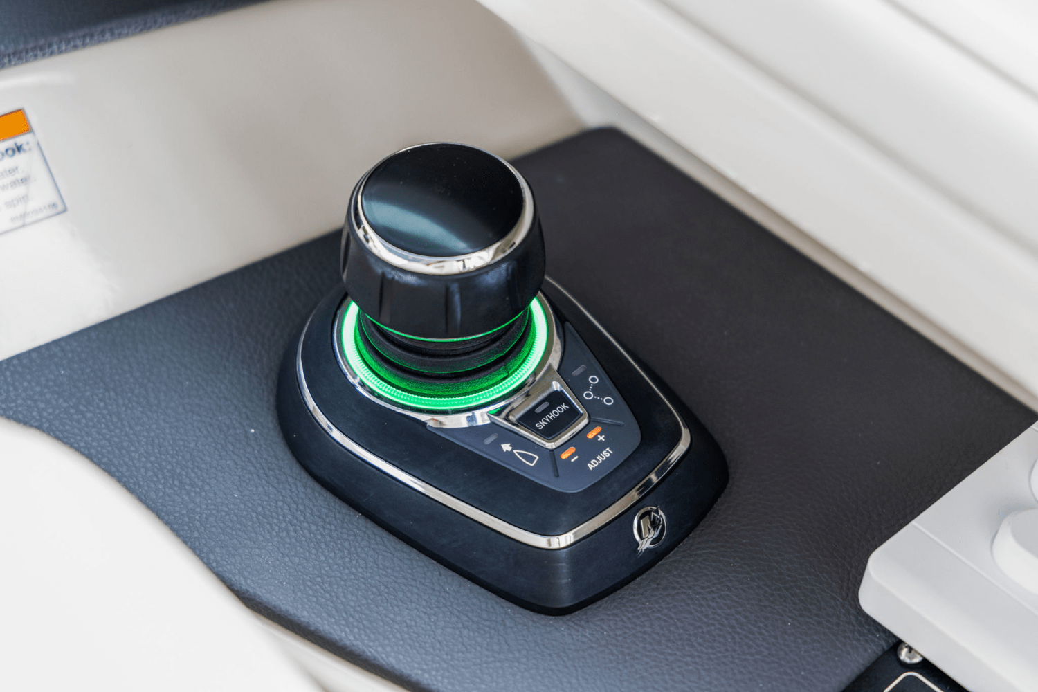 Slide: The Image of Boston Whaler 320 VANTAGE 2023 - 33