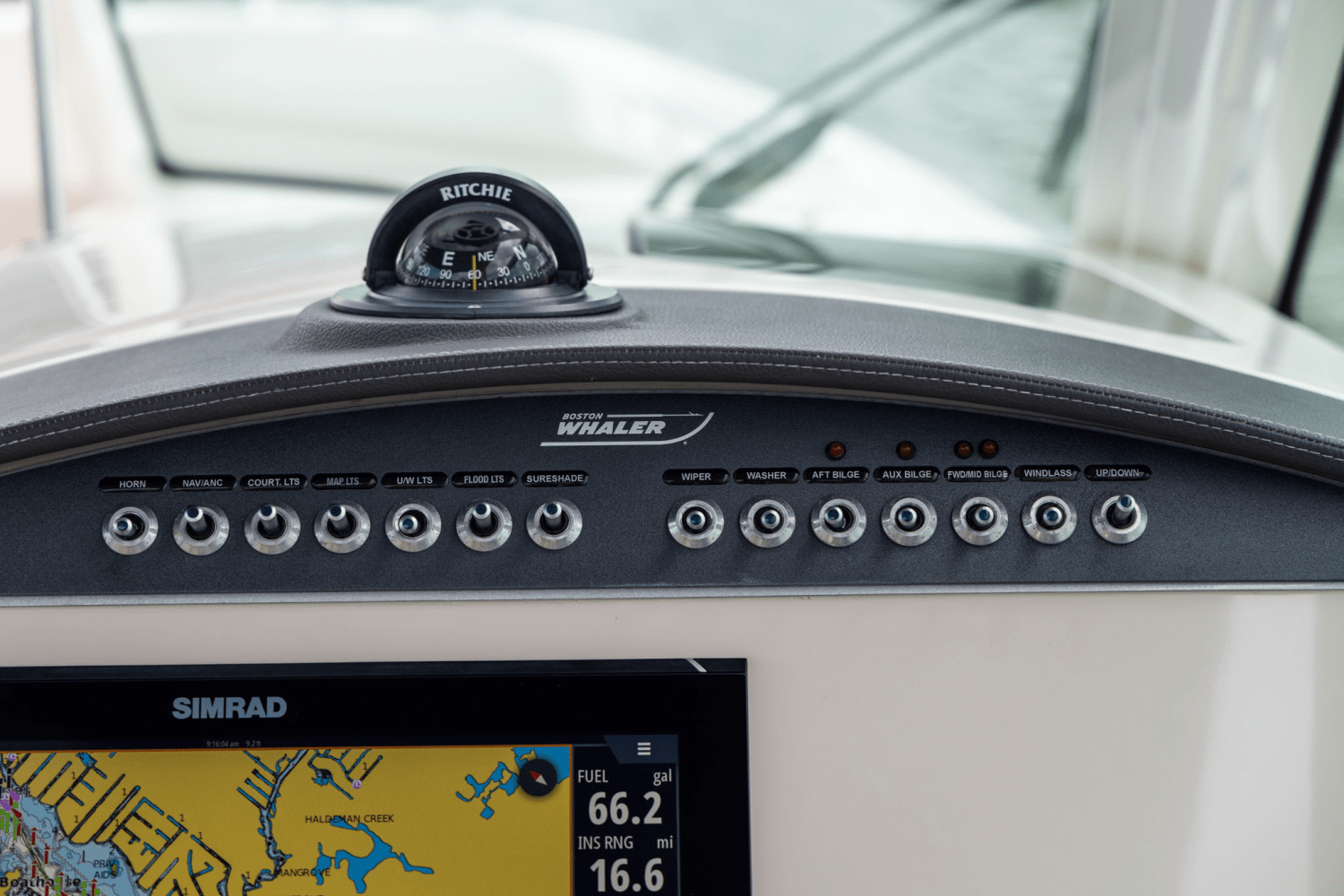 Slide: The Image of Boston Whaler 320 VANTAGE 2023 - 36