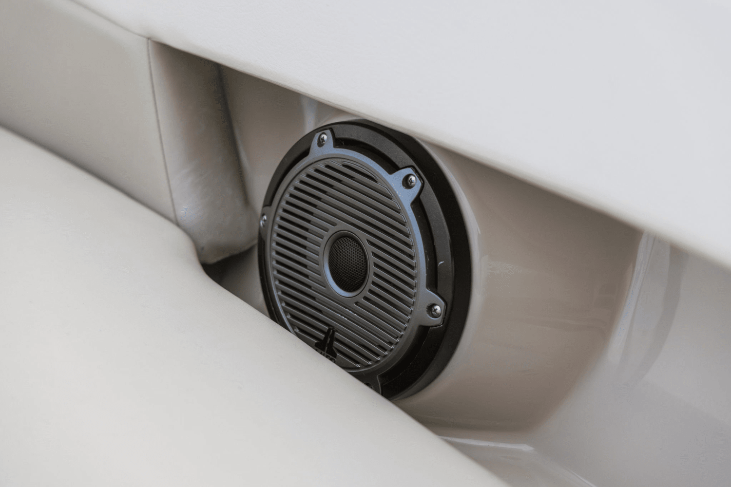 Slide: The Image of Boston Whaler 320 VANTAGE 2023 - 37