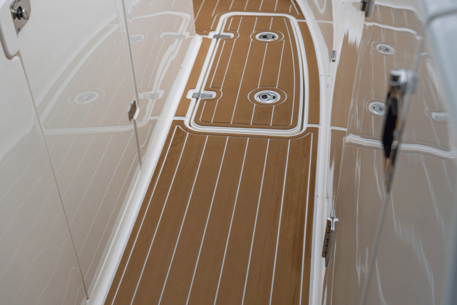 Slide: The Image of Boston Whaler 320 VANTAGE 2023 - 40