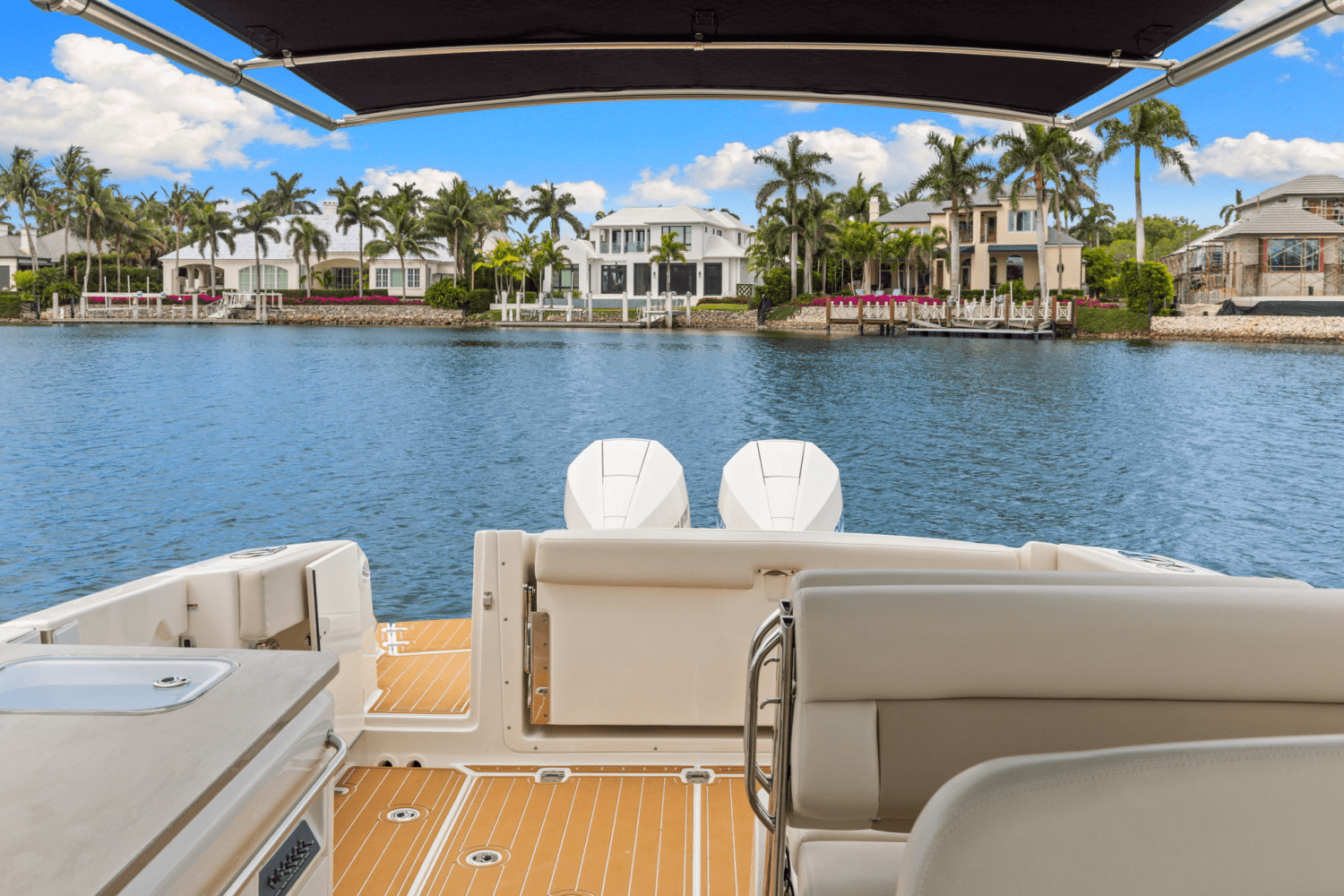 Slide: The Image of Boston Whaler 320 VANTAGE 2023 - 41
