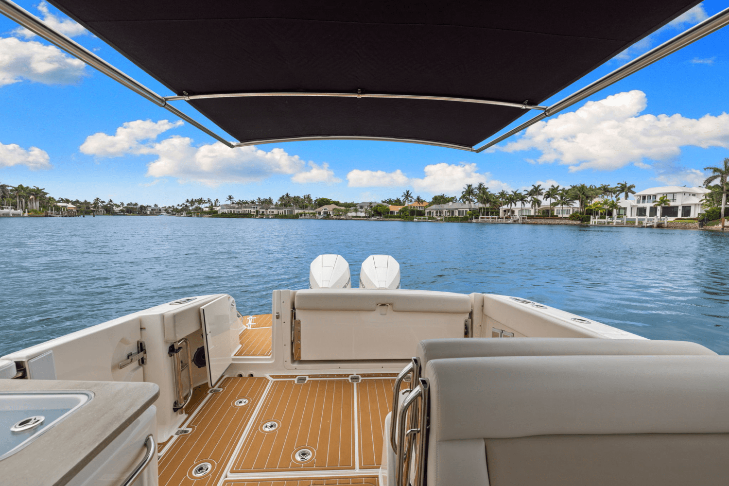 Slide: The Image of Boston Whaler 320 VANTAGE 2023 - 42