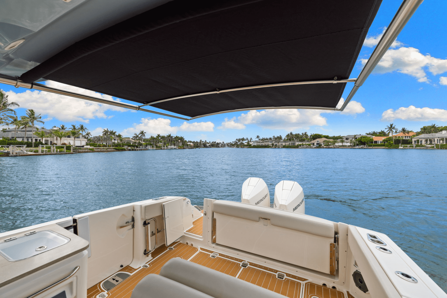 Slide: The Image of Boston Whaler 320 VANTAGE 2023 - 43