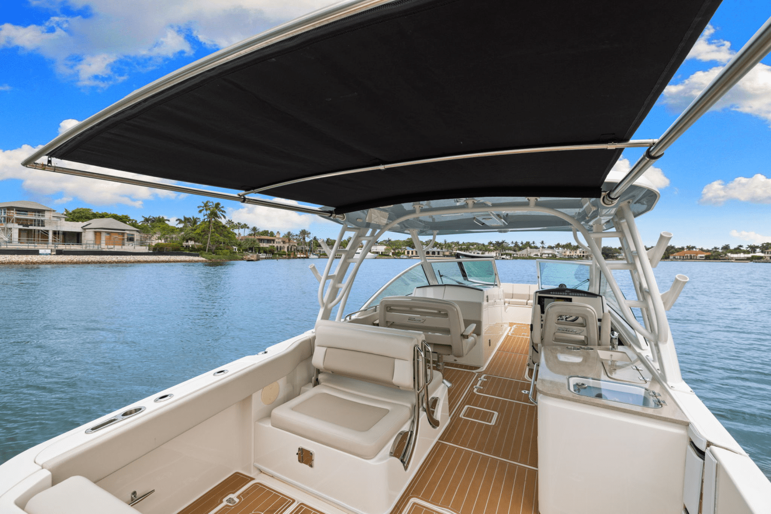 Slide: The Image of Boston Whaler 320 VANTAGE 2023 - 44