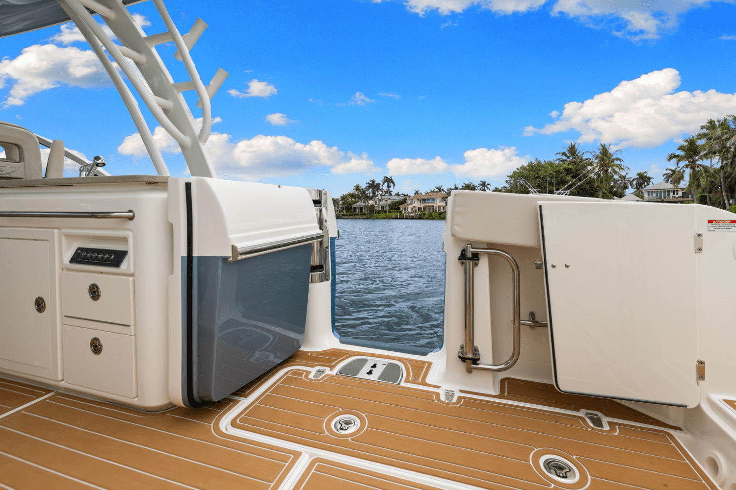 Slide: The Image of Boston Whaler 320 VANTAGE 2023 - 45