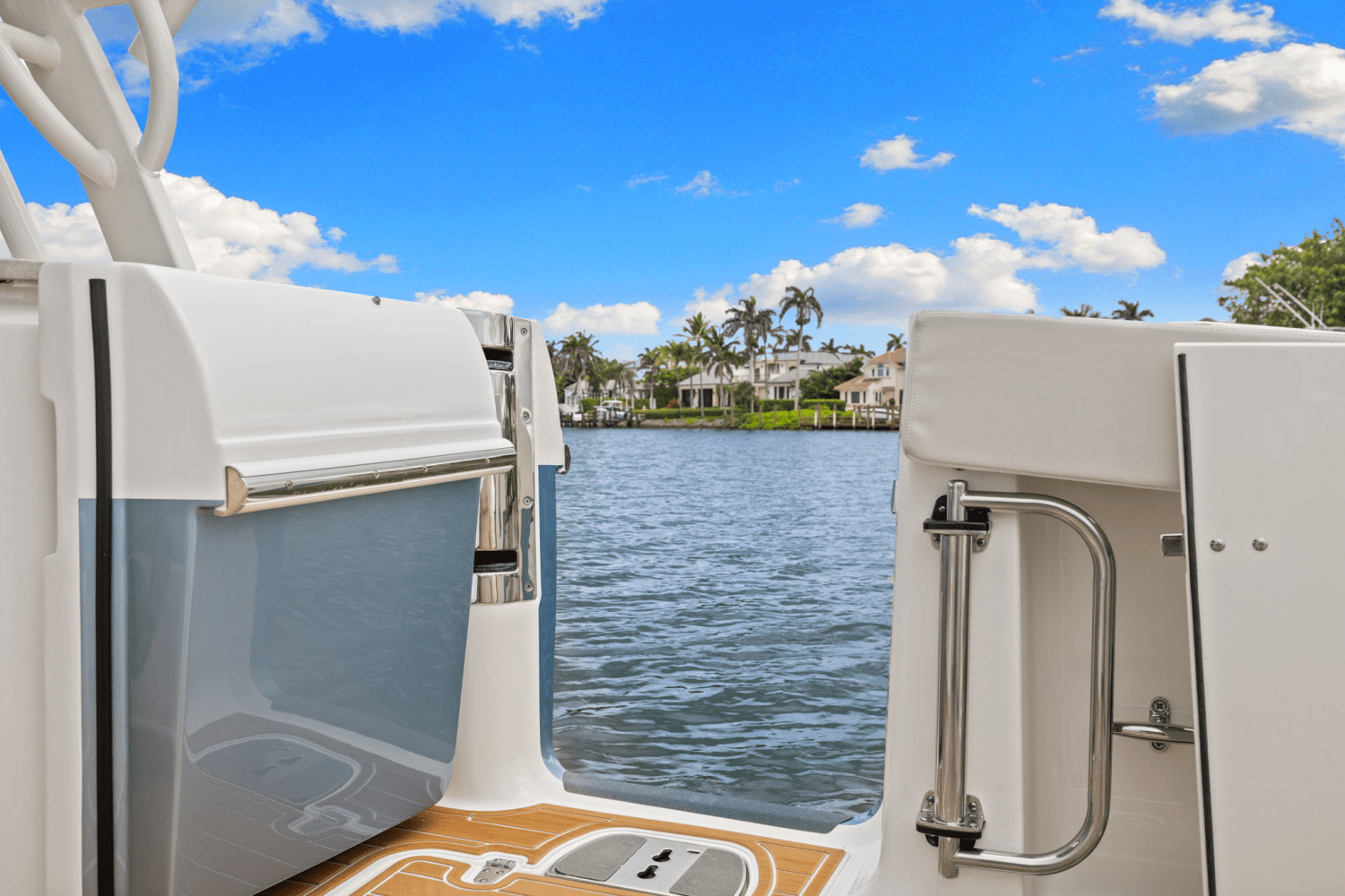 Slide: The Image of Boston Whaler 320 VANTAGE 2023 - 46