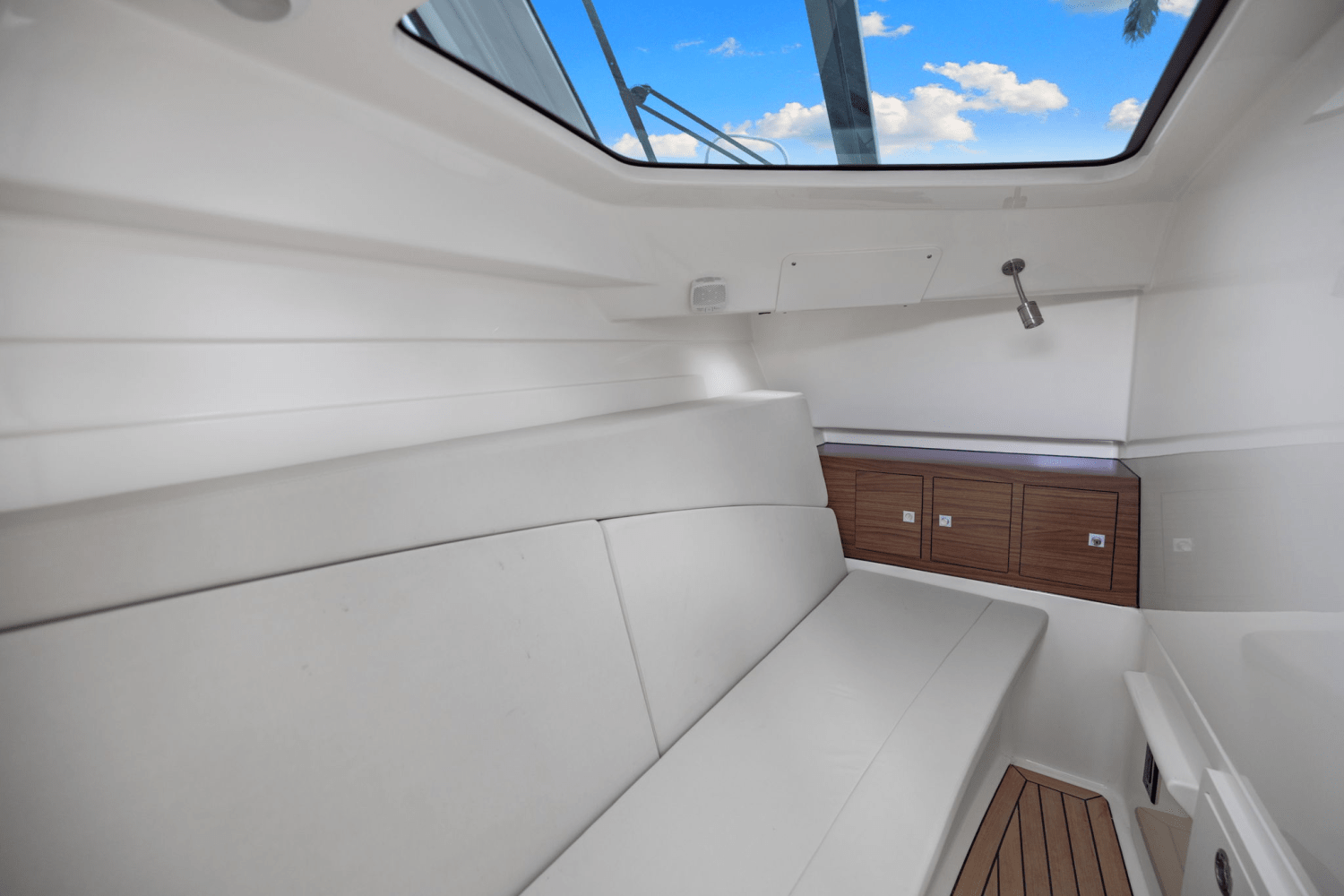 Slide: The Image of Boston Whaler 320 VANTAGE 2023 - 47