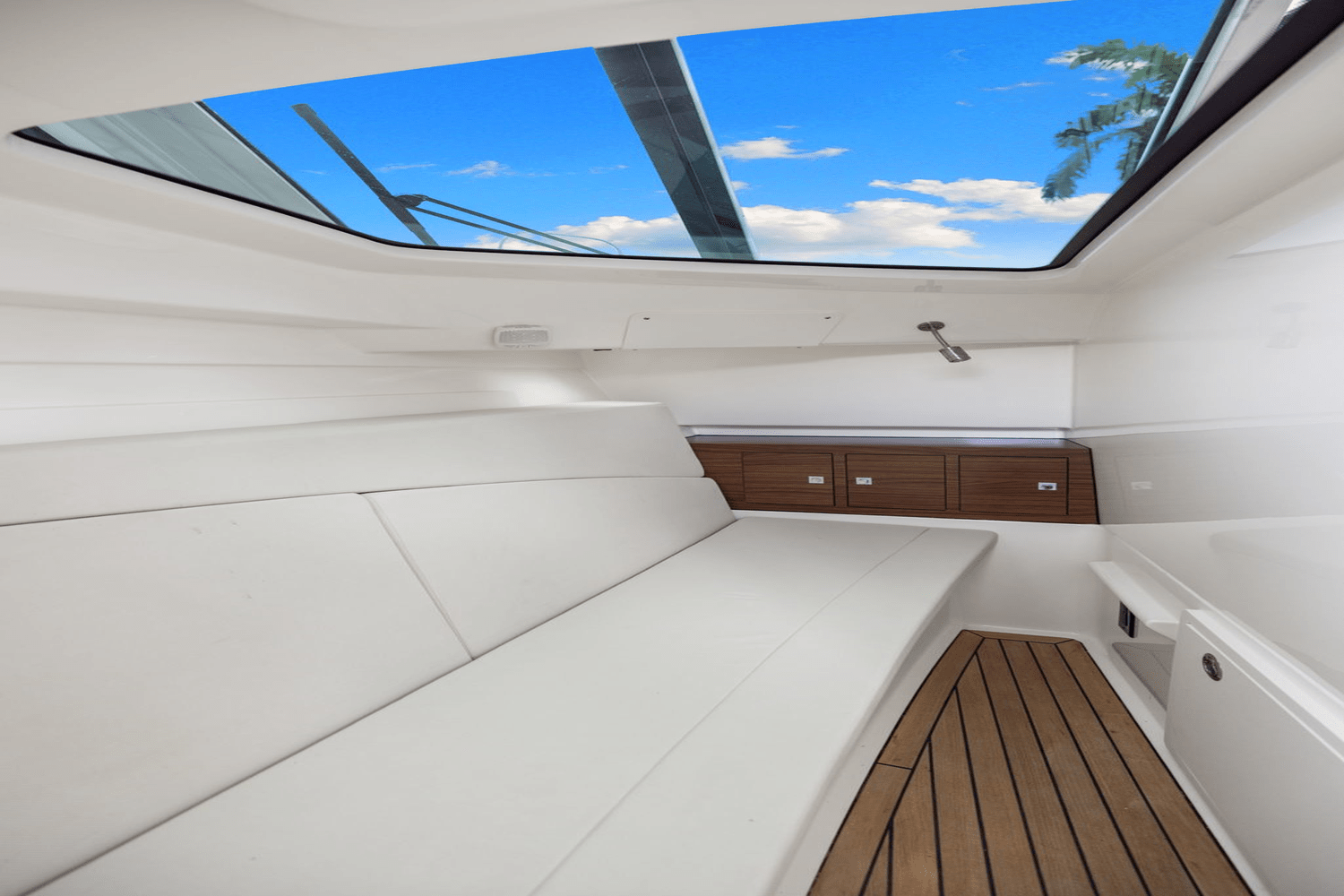 Slide: The Image of Boston Whaler 320 VANTAGE 2023 - 48