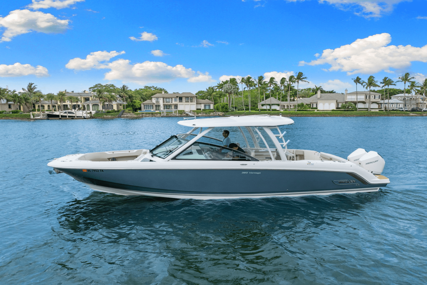 Slide: The Image of Boston Whaler 320 VANTAGE 2023 - 5
