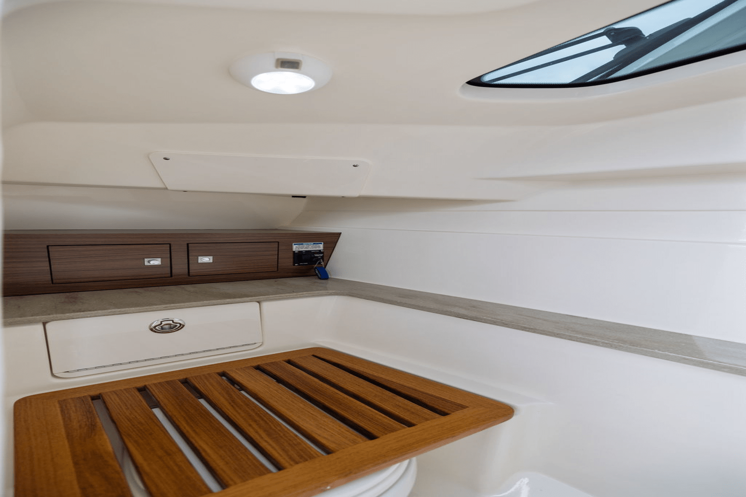 Slide: The Image of Boston Whaler 320 VANTAGE 2023 - 50