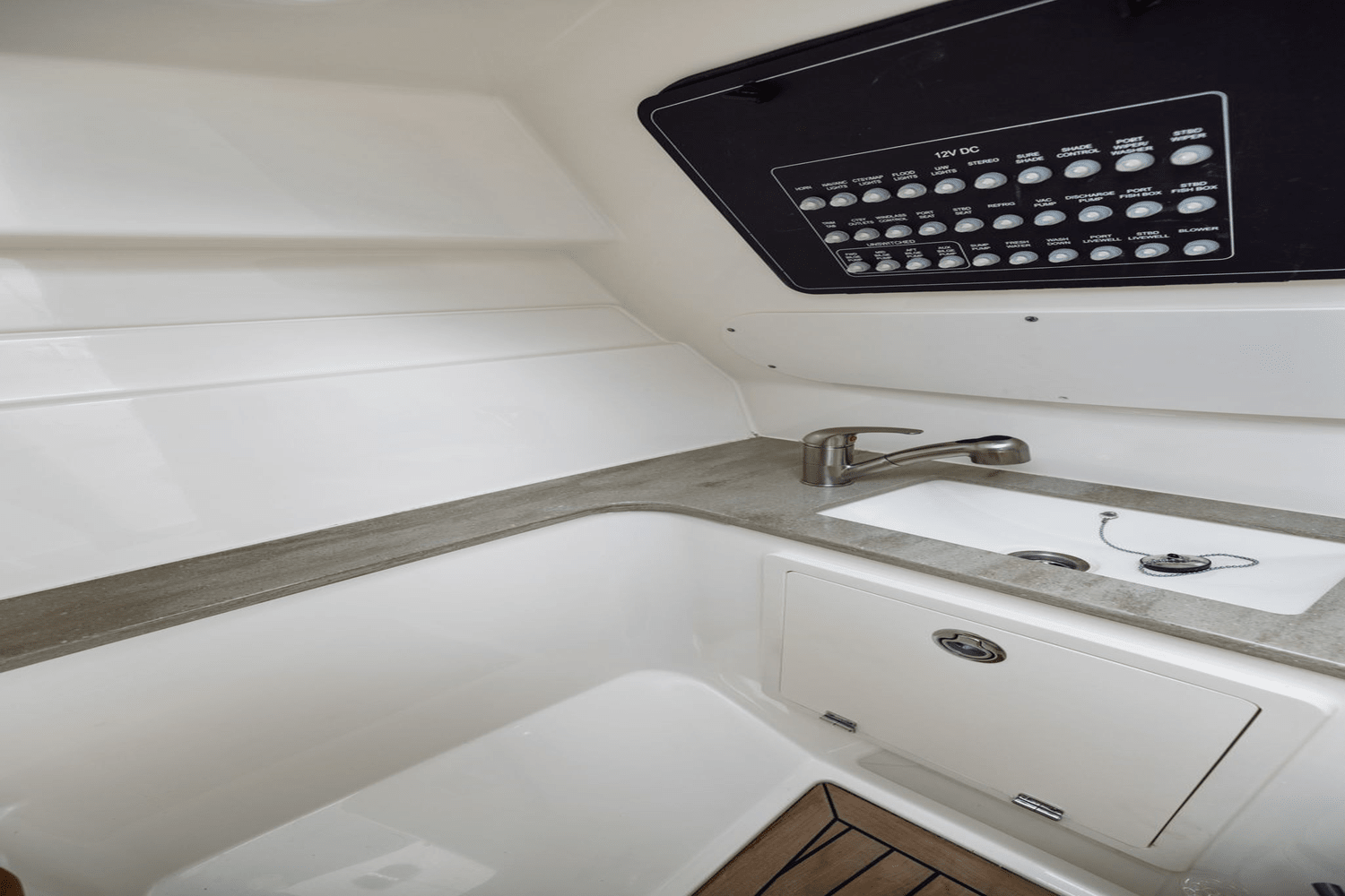 Slide: The Image of Boston Whaler 320 VANTAGE 2023 - 51